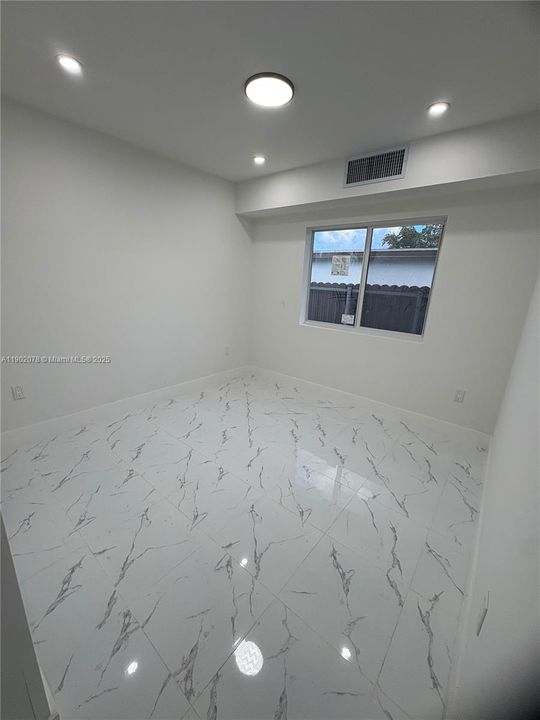 出租: $2,350 (2 贝兹, 1 浴室, 1152 平方英尺)