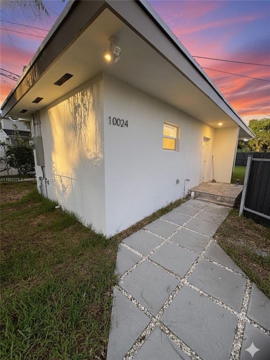 出租: $2,350 (2 贝兹, 1 浴室, 1152 平方英尺)