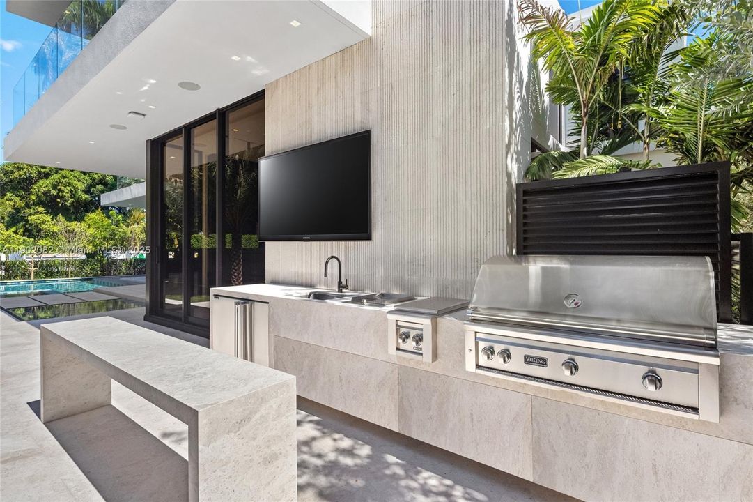 For Sale: $17,999,000 (6 beds, 7 baths, 5662 Square Feet)