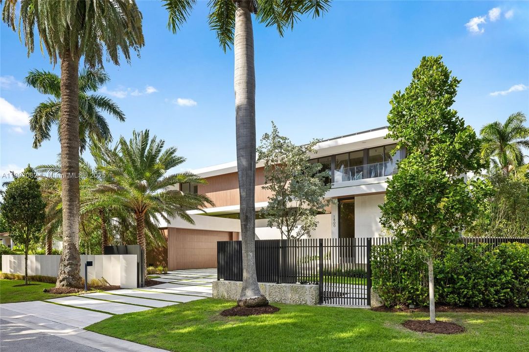 For Sale: $17,999,000 (6 beds, 7 baths, 5662 Square Feet)