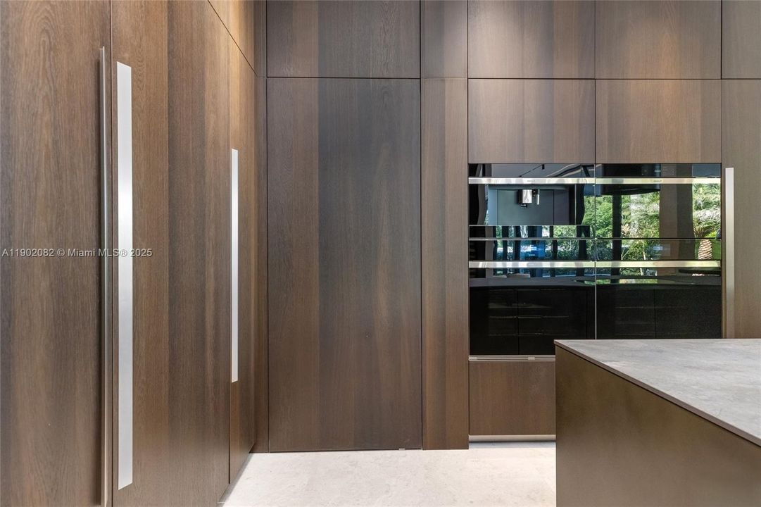 For Sale: $17,999,000 (6 beds, 7 baths, 5662 Square Feet)