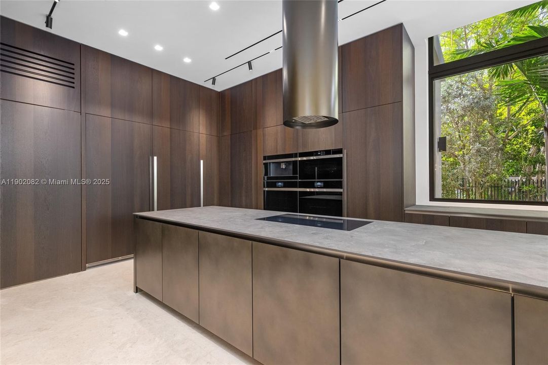 For Sale: $17,999,000 (6 beds, 7 baths, 5662 Square Feet)