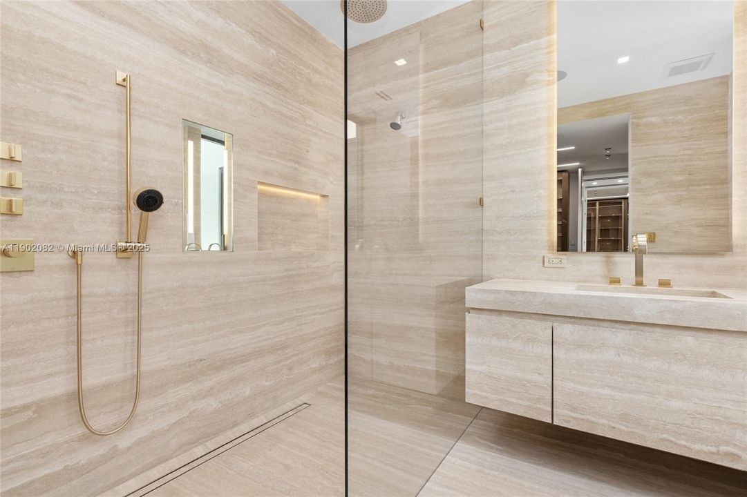 For Sale: $17,999,000 (6 beds, 7 baths, 5662 Square Feet)