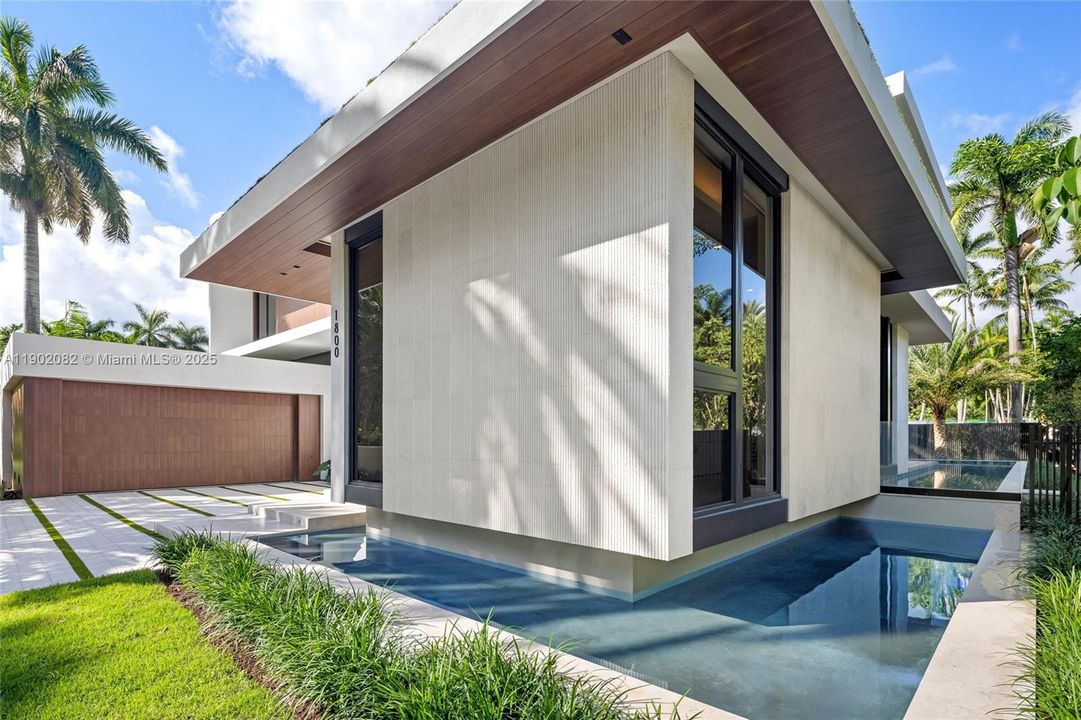 For Sale: $17,999,000 (6 beds, 7 baths, 5662 Square Feet)