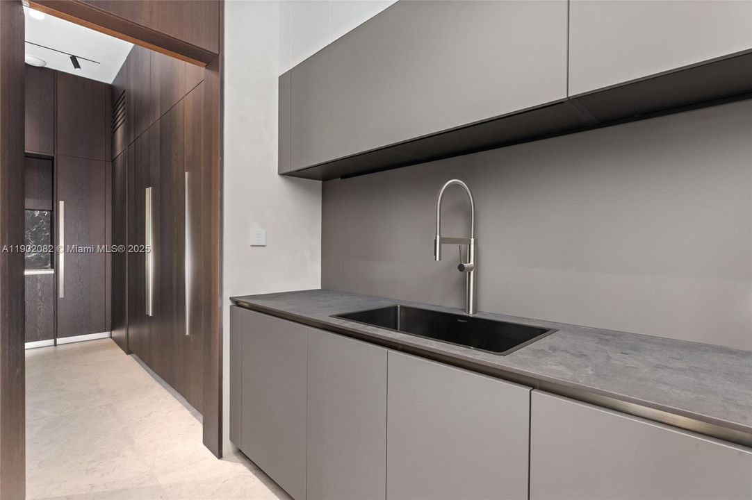 For Sale: $17,999,000 (6 beds, 7 baths, 5662 Square Feet)