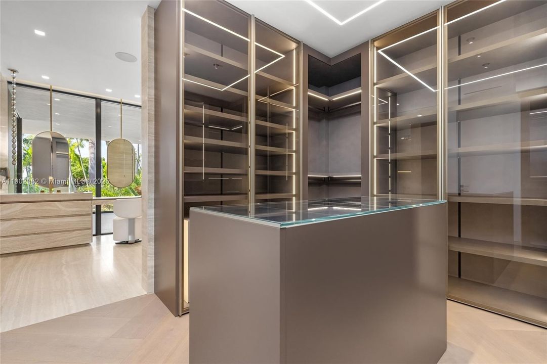 For Sale: $17,999,000 (6 beds, 7 baths, 5662 Square Feet)