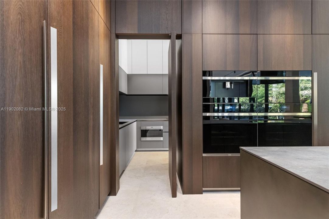 For Sale: $17,999,000 (6 beds, 7 baths, 5662 Square Feet)