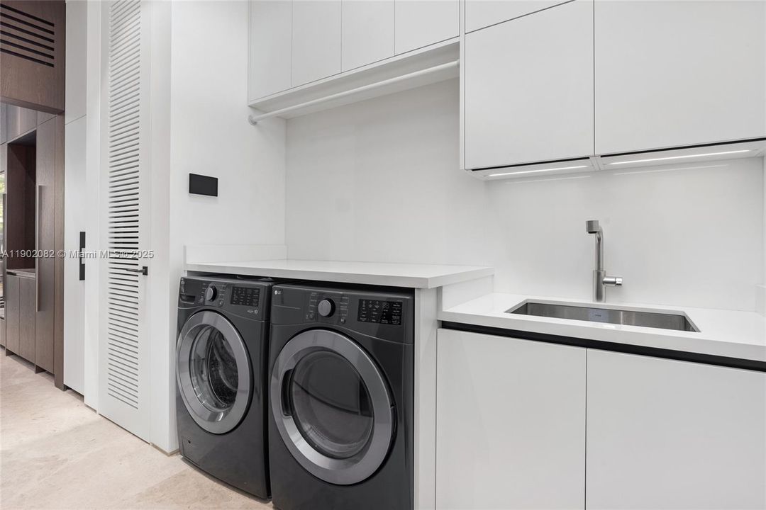 For Sale: $17,999,000 (6 beds, 7 baths, 5662 Square Feet)