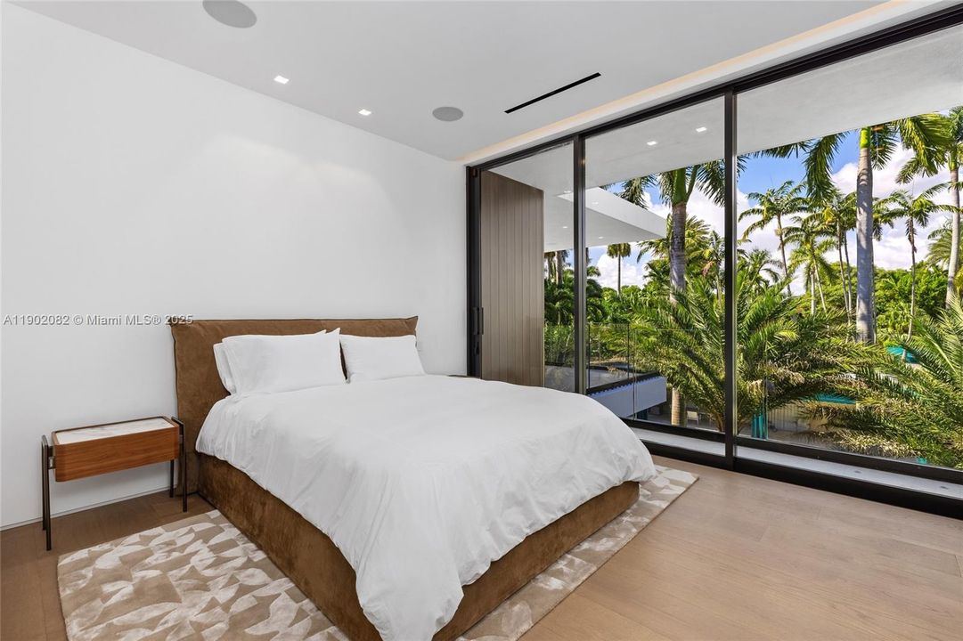 For Sale: $17,999,000 (6 beds, 7 baths, 5662 Square Feet)