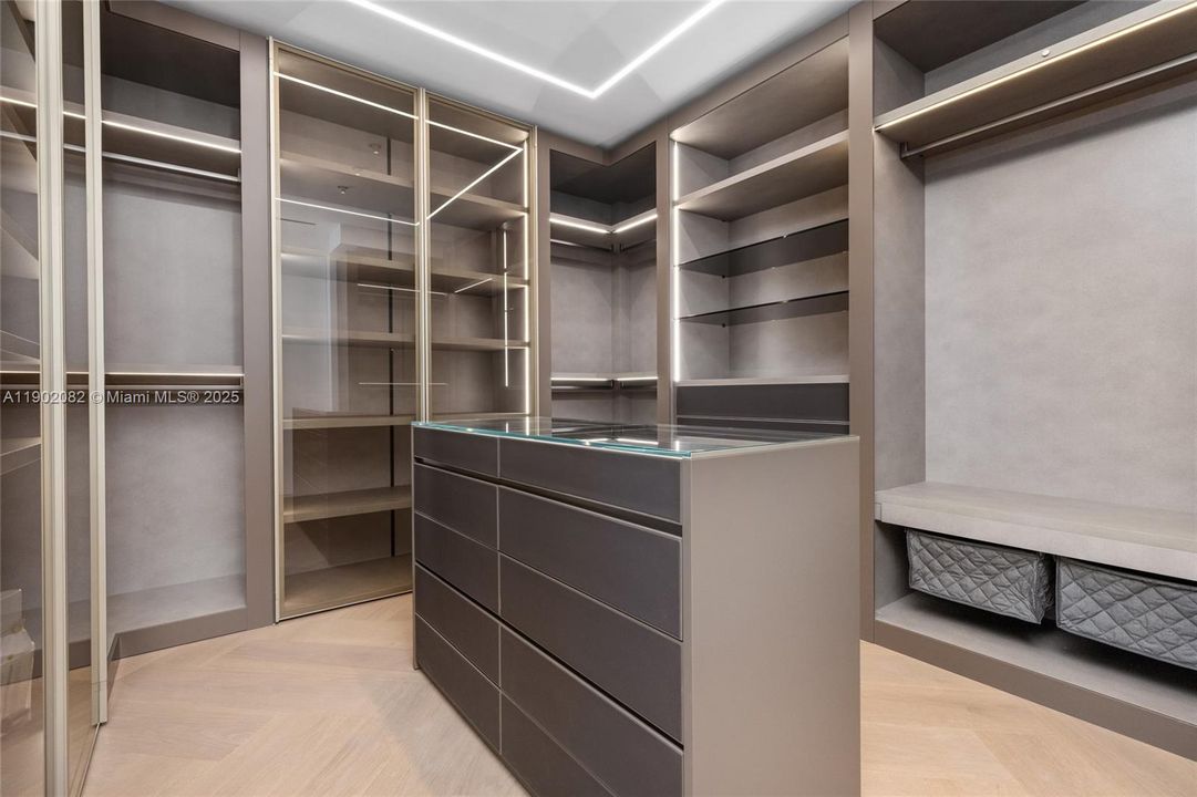 For Sale: $17,999,000 (6 beds, 7 baths, 5662 Square Feet)