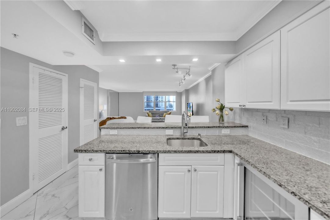 出租: $2,700 (0 贝兹, 1 浴室, 590 平方英尺)