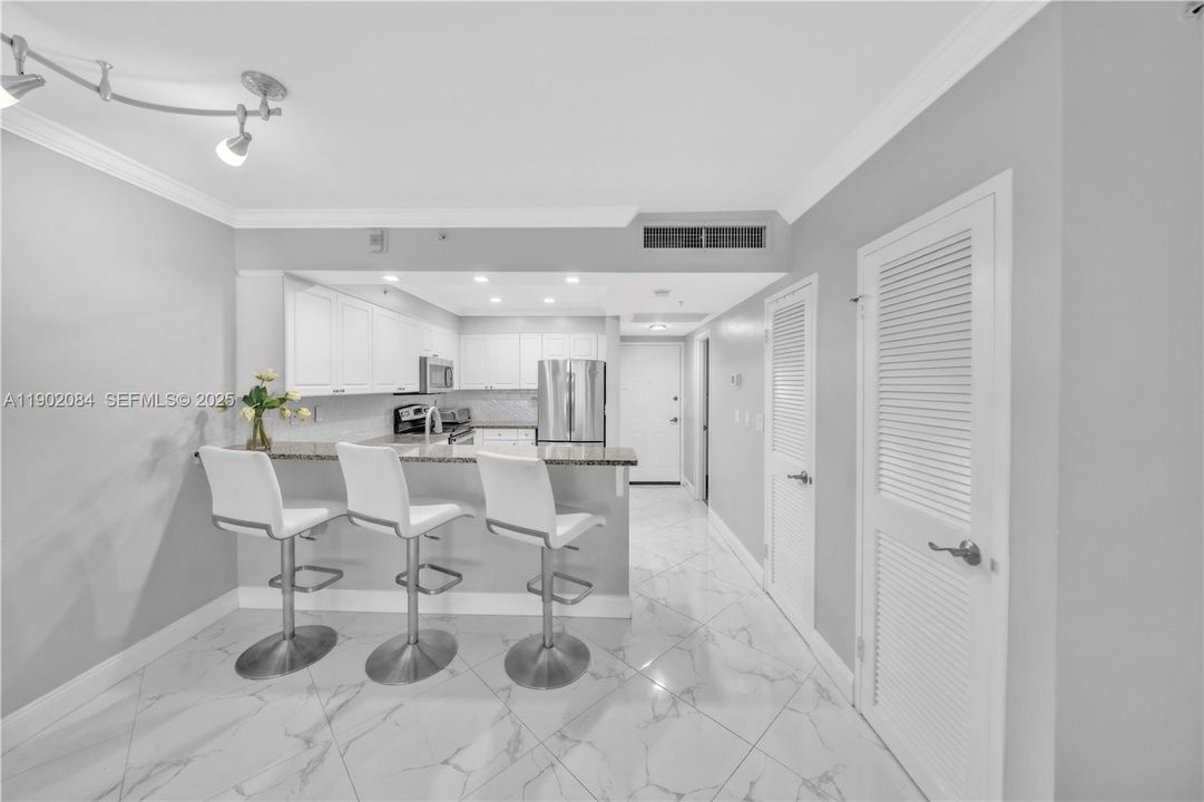 出租: $2,700 (0 贝兹, 1 浴室, 590 平方英尺)