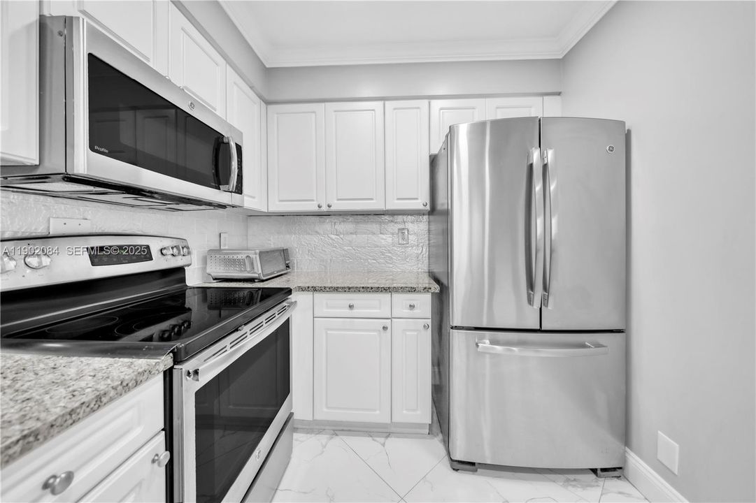 出租: $2,700 (0 贝兹, 1 浴室, 590 平方英尺)