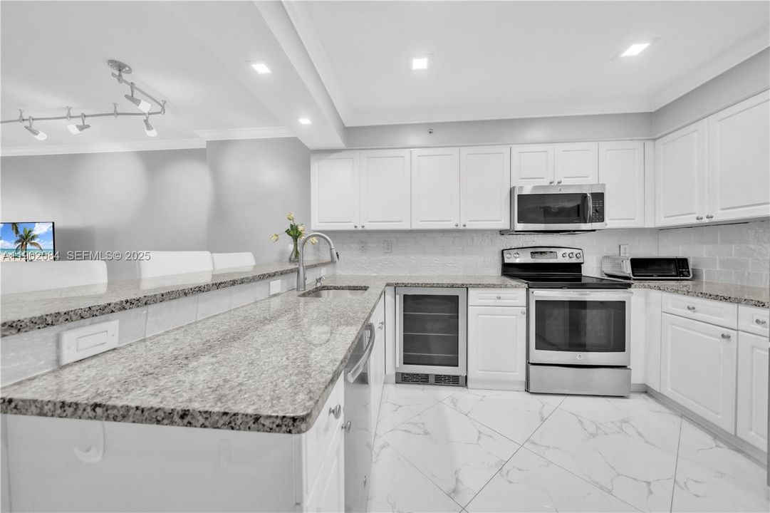 出租: $2,700 (0 贝兹, 1 浴室, 590 平方英尺)