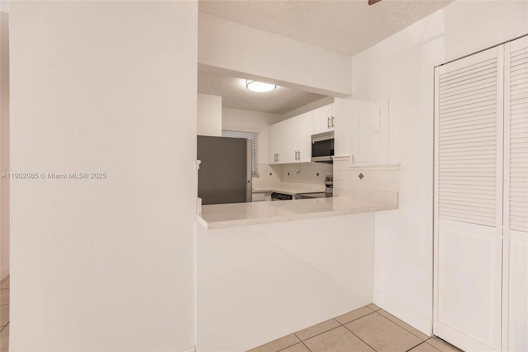 For Sale: $275,000 (2 beds, 1 baths, 900 Square Feet)
