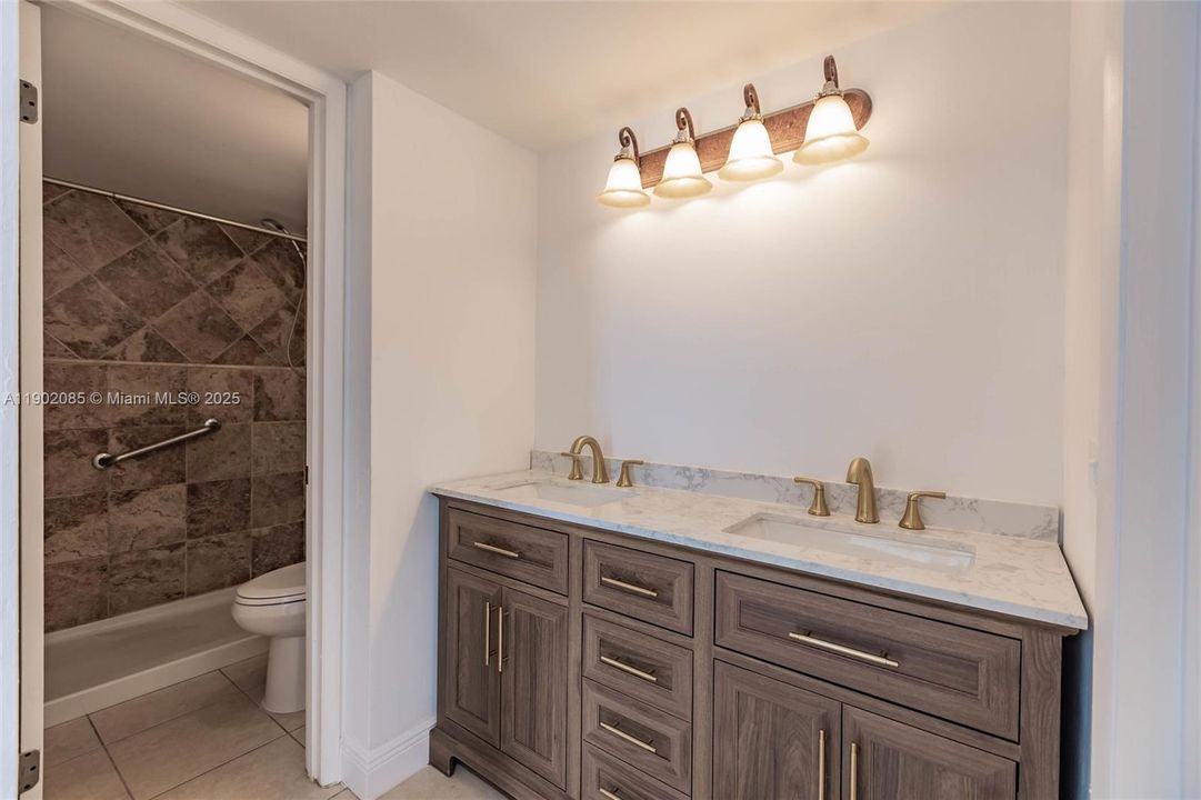 For Sale: $275,000 (2 beds, 1 baths, 900 Square Feet)