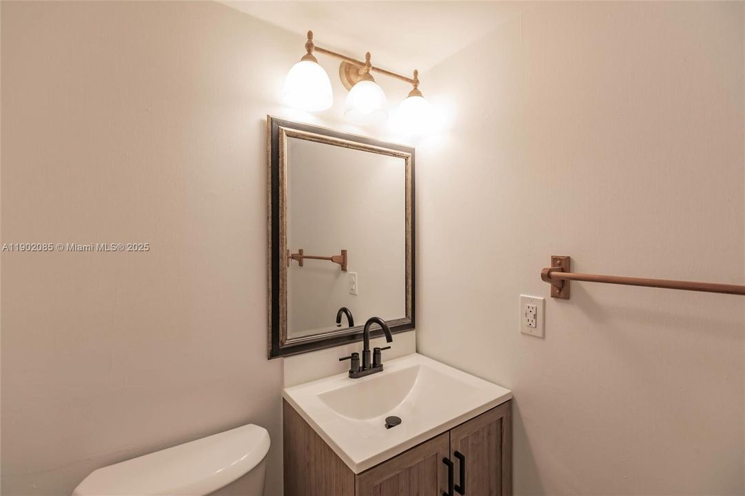 For Sale: $275,000 (2 beds, 1 baths, 900 Square Feet)