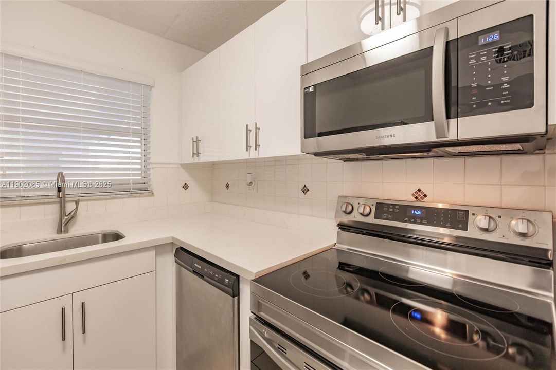 For Sale: $275,000 (2 beds, 1 baths, 900 Square Feet)