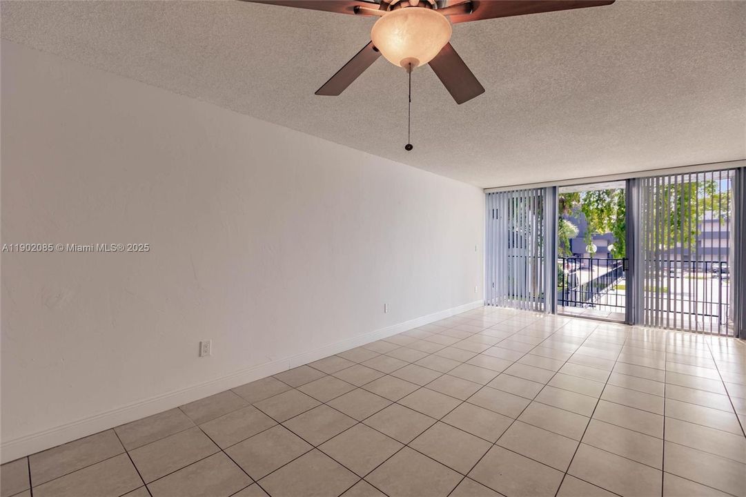 For Sale: $275,000 (2 beds, 1 baths, 900 Square Feet)