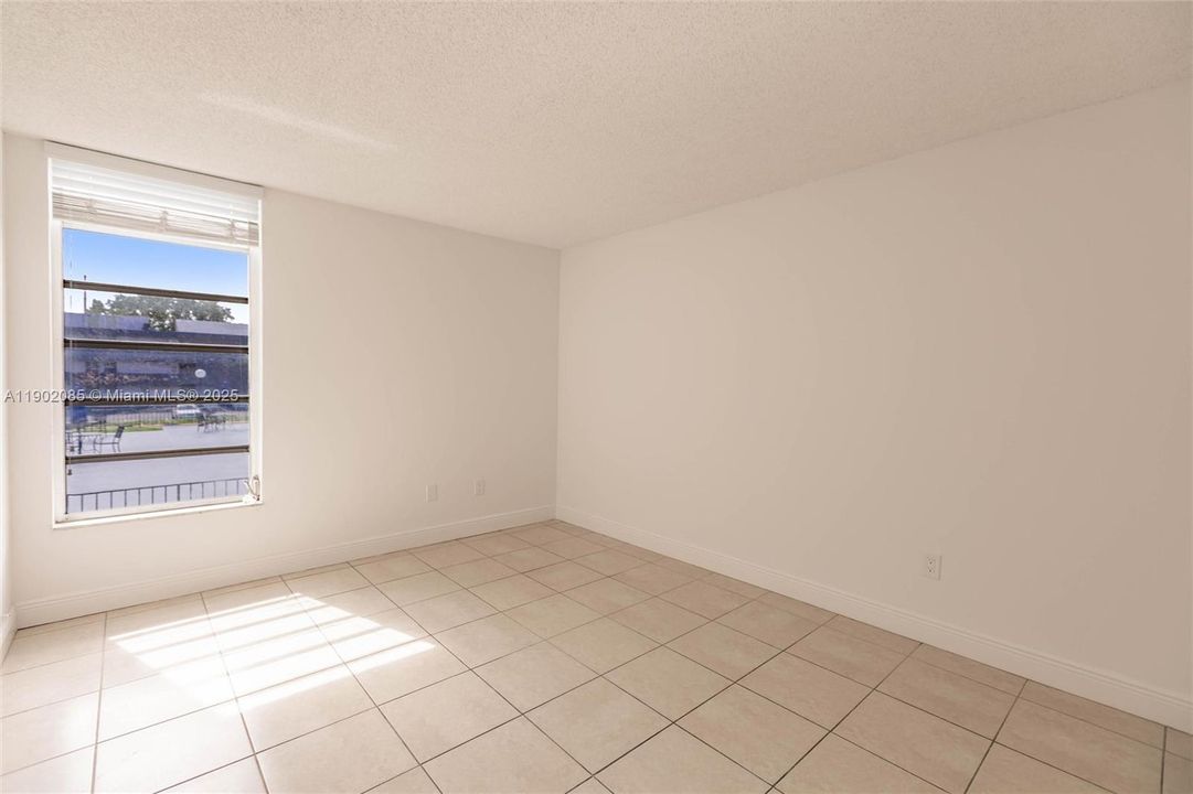 For Sale: $275,000 (2 beds, 1 baths, 900 Square Feet)