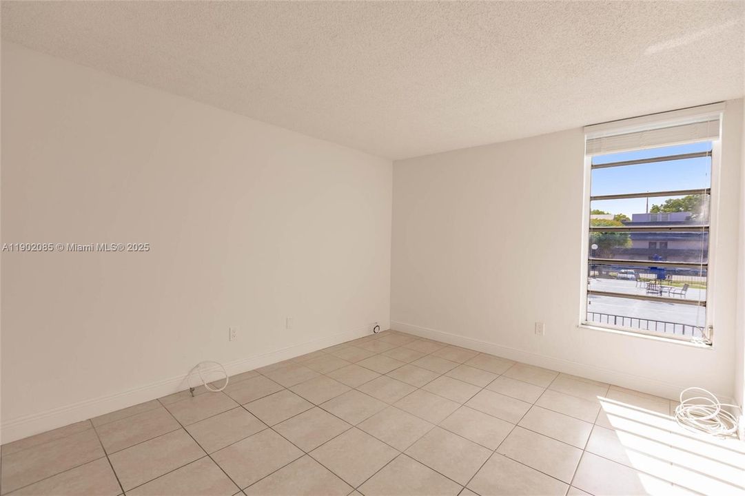 For Sale: $275,000 (2 beds, 1 baths, 900 Square Feet)