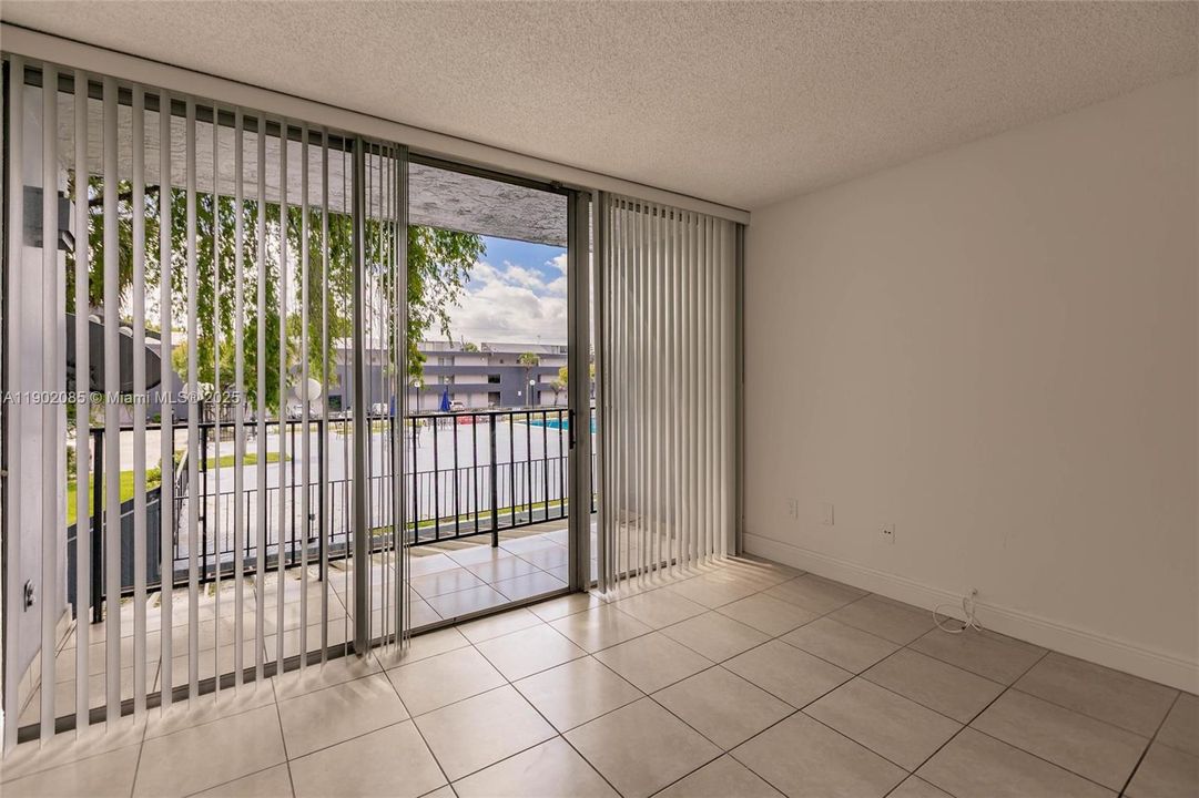 For Sale: $275,000 (2 beds, 1 baths, 900 Square Feet)