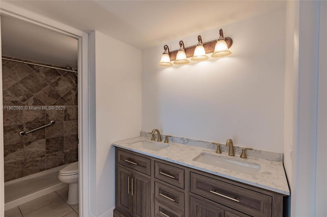 For Sale: $275,000 (2 beds, 1 baths, 900 Square Feet)