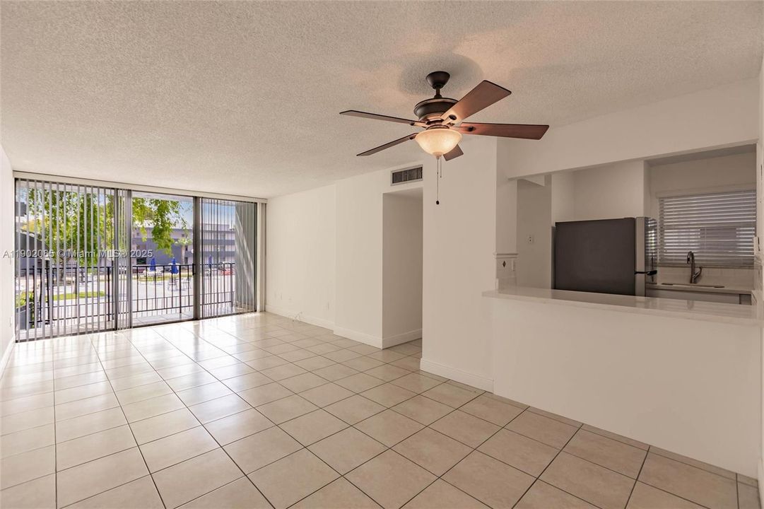 For Sale: $275,000 (2 beds, 1 baths, 900 Square Feet)