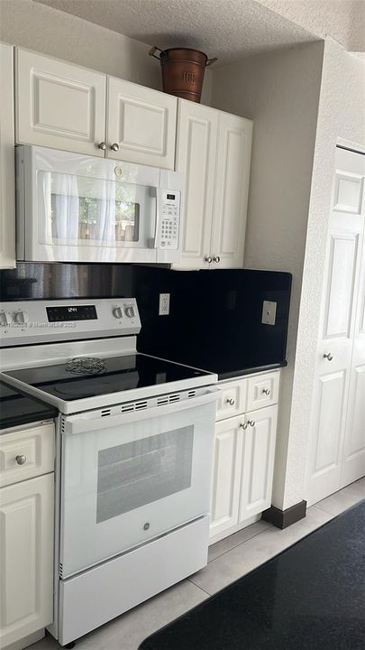 Recently Rented: $2,950 (3 beds, 2 baths, 1616 Square Feet)