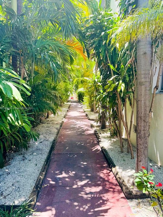 Active With Contract: $1,550 (0 beds, 1 baths, 450 Square Feet)