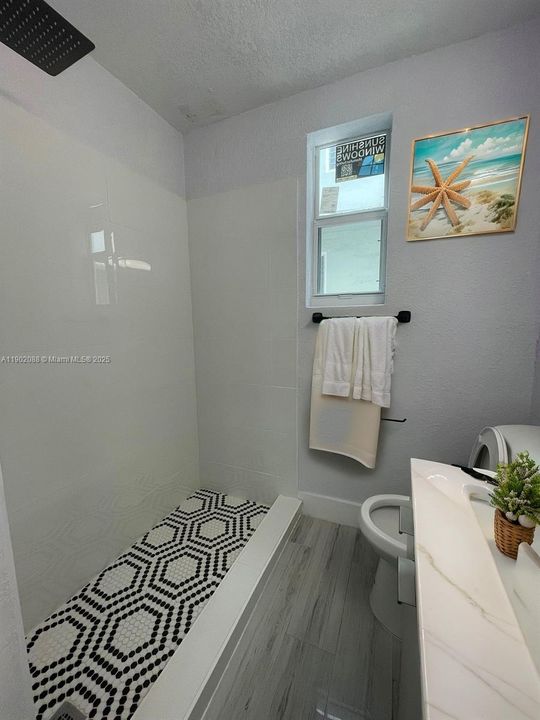 Active With Contract: $1,550 (0 beds, 1 baths, 450 Square Feet)