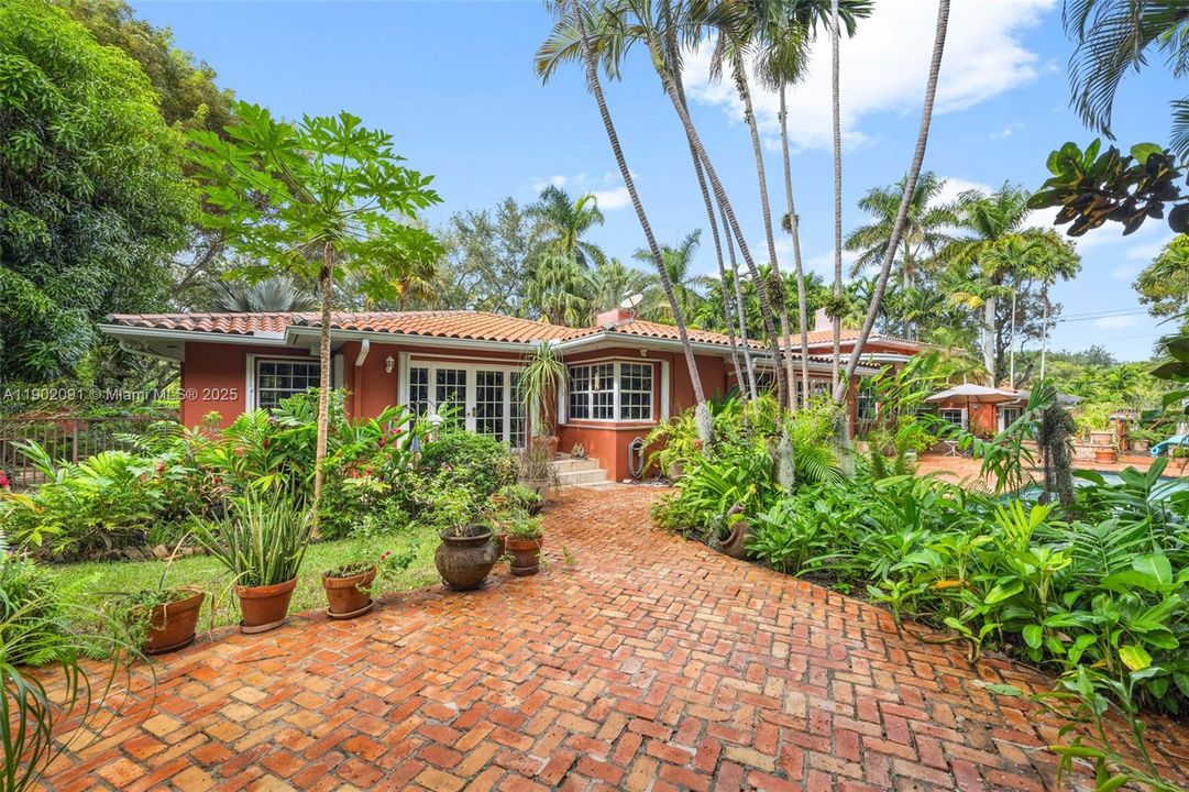 Recently Rented: $12,000 (5 beds, 4 baths, 3877 Square Feet)