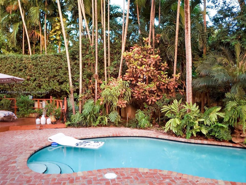 Recently Rented: $12,000 (5 beds, 4 baths, 3877 Square Feet)