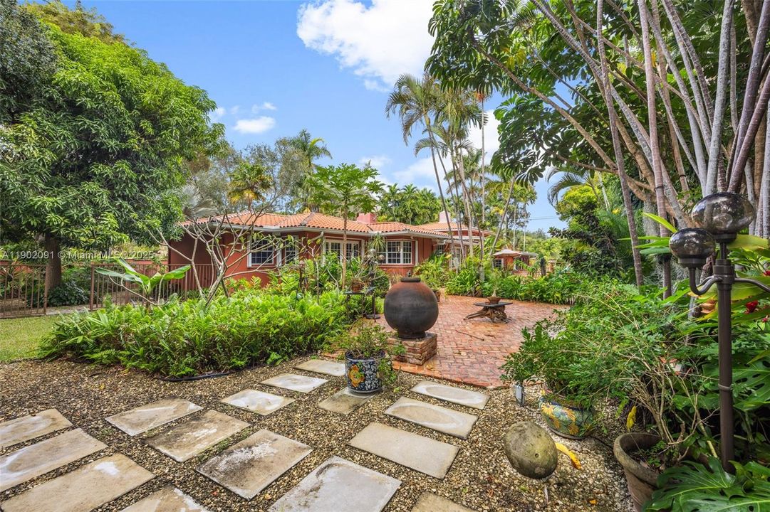 Recently Rented: $12,000 (5 beds, 4 baths, 3877 Square Feet)