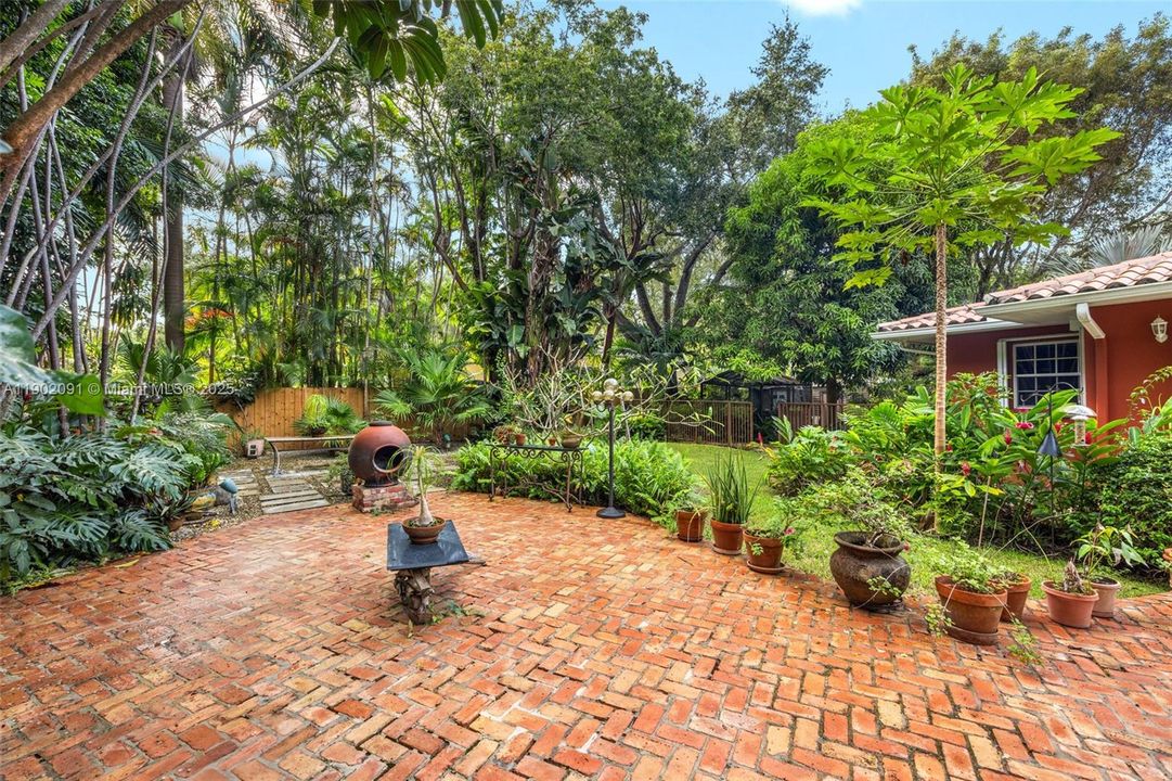 Recently Rented: $12,000 (5 beds, 4 baths, 3877 Square Feet)