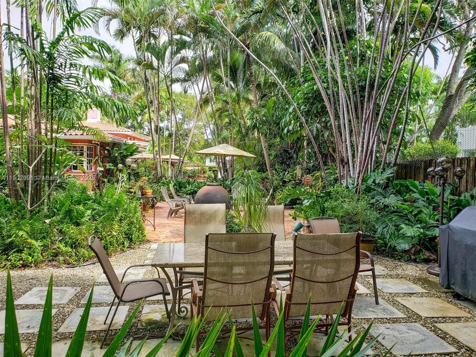 Recently Rented: $12,000 (5 beds, 4 baths, 3877 Square Feet)