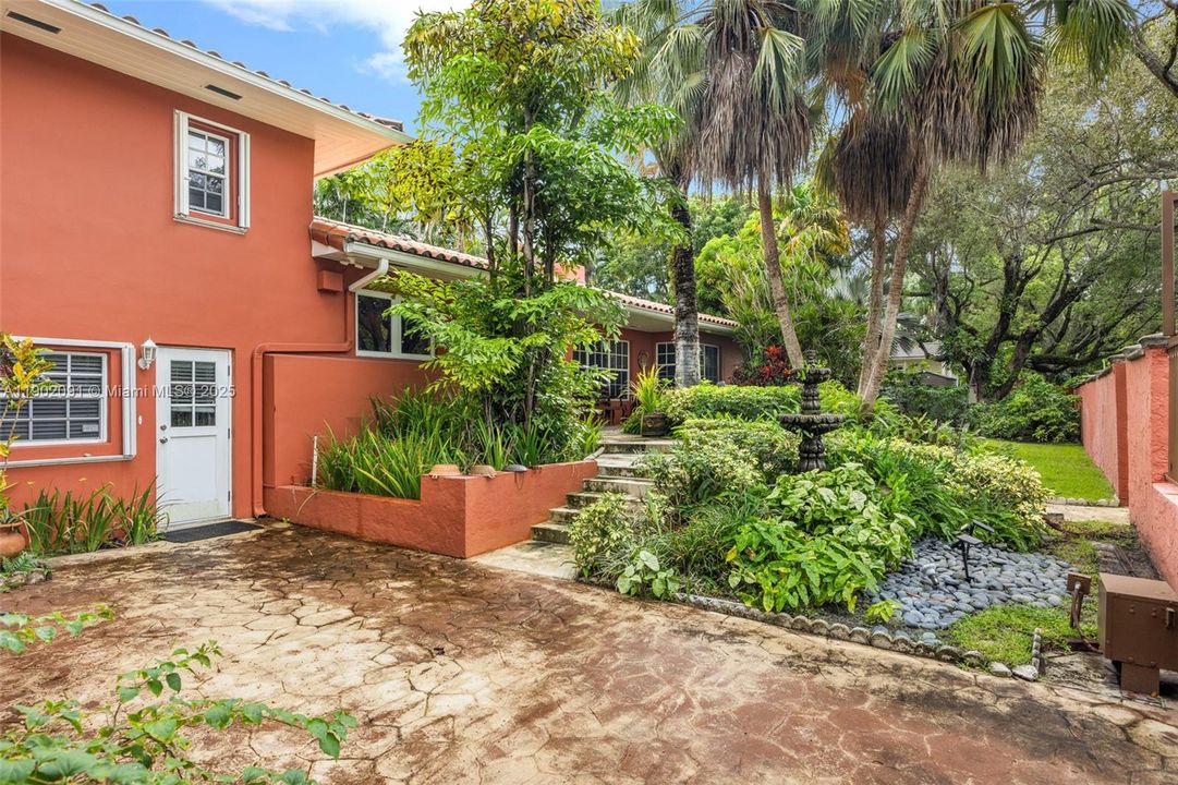 Recently Rented: $12,000 (5 beds, 4 baths, 3877 Square Feet)