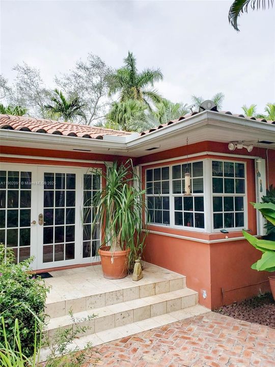 Recently Rented: $12,000 (5 beds, 4 baths, 3877 Square Feet)