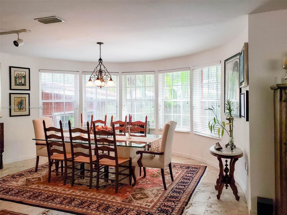 Recently Rented: $12,000 (5 beds, 4 baths, 3877 Square Feet)