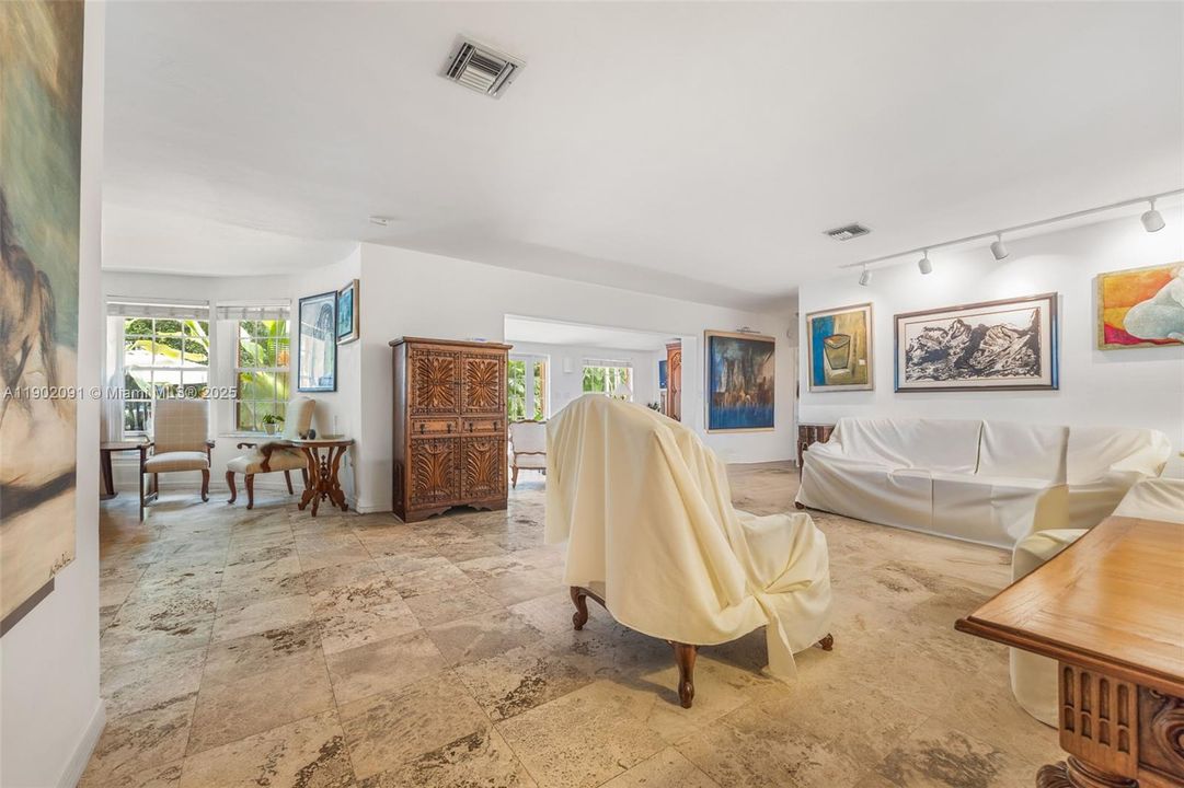 Recently Rented: $12,000 (5 beds, 4 baths, 3877 Square Feet)