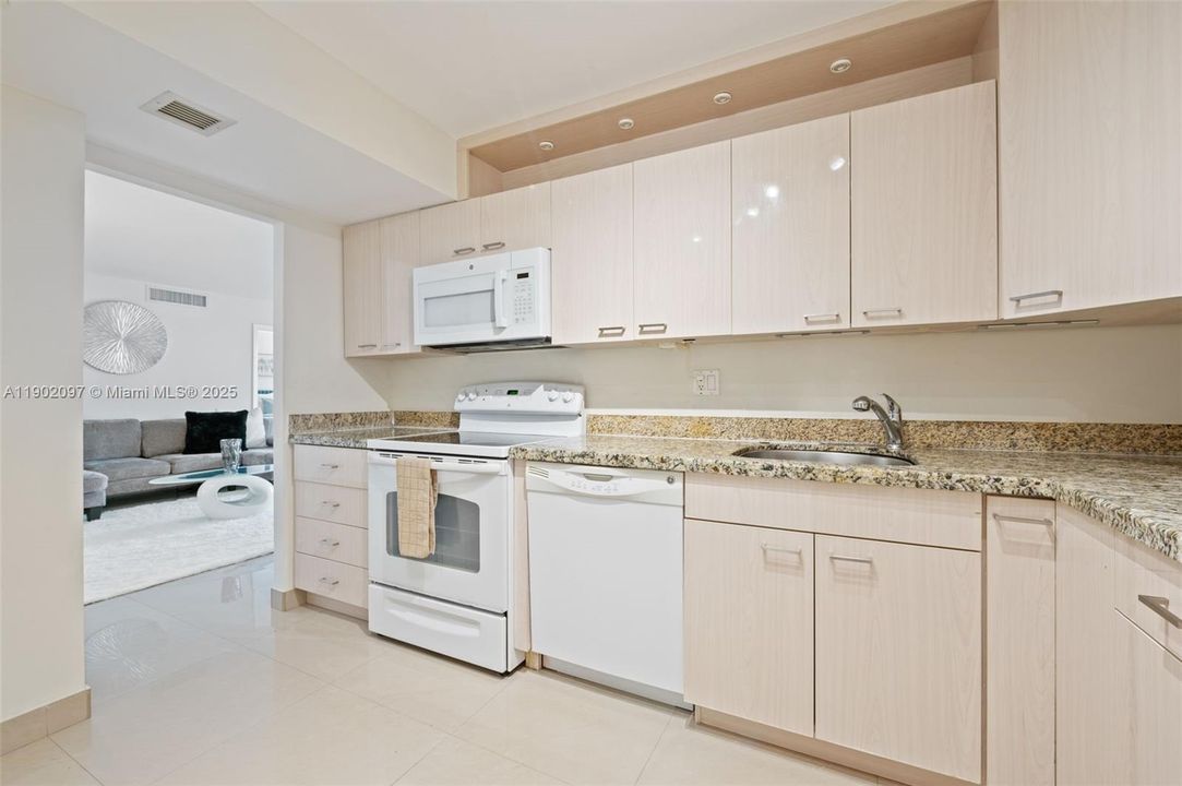 For Sale: $295,000 (2 beds, 2 baths, 1100 Square Feet)