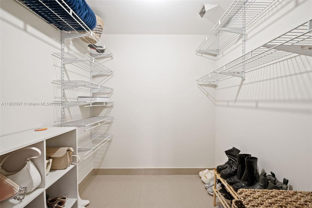 For Sale: $295,000 (2 beds, 2 baths, 1100 Square Feet)