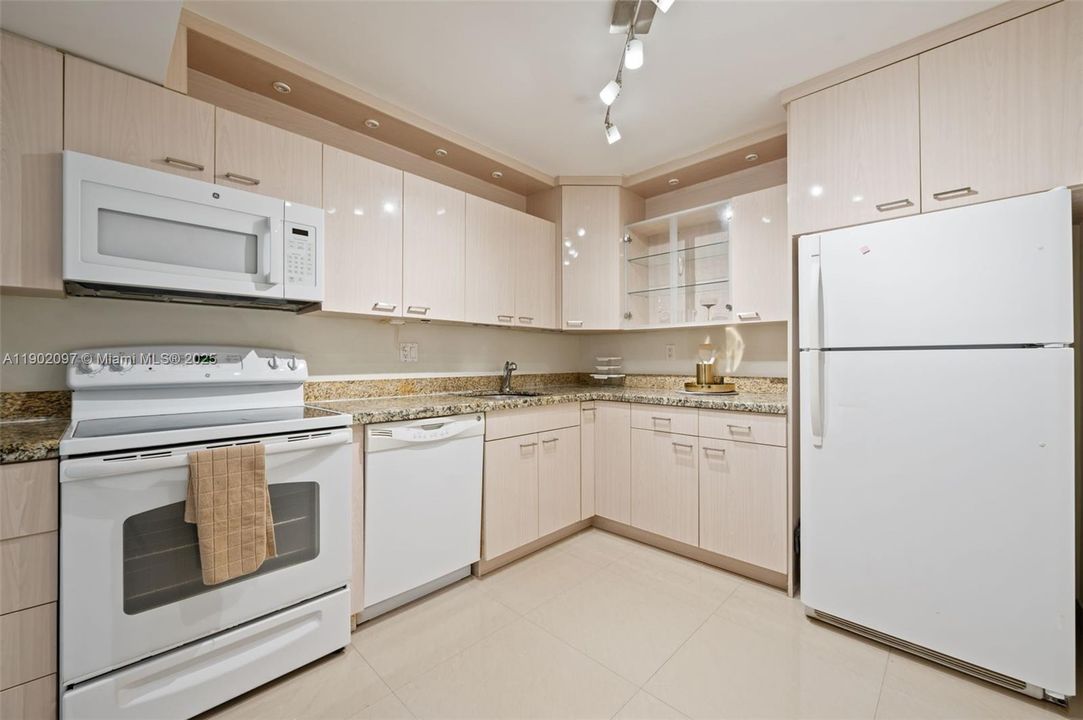 For Sale: $295,000 (2 beds, 2 baths, 1100 Square Feet)