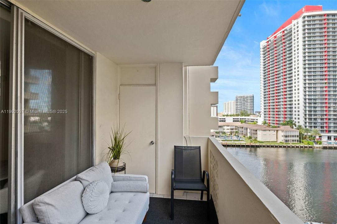 For Sale: $295,000 (2 beds, 2 baths, 1100 Square Feet)
