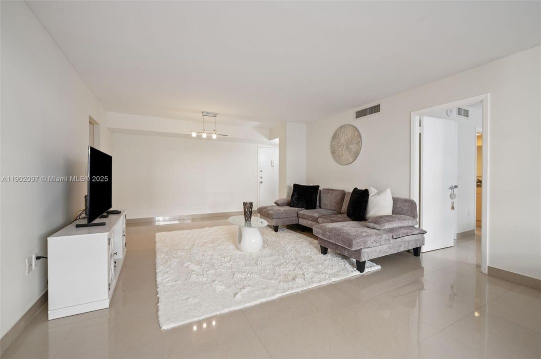 For Sale: $295,000 (2 beds, 2 baths, 1100 Square Feet)