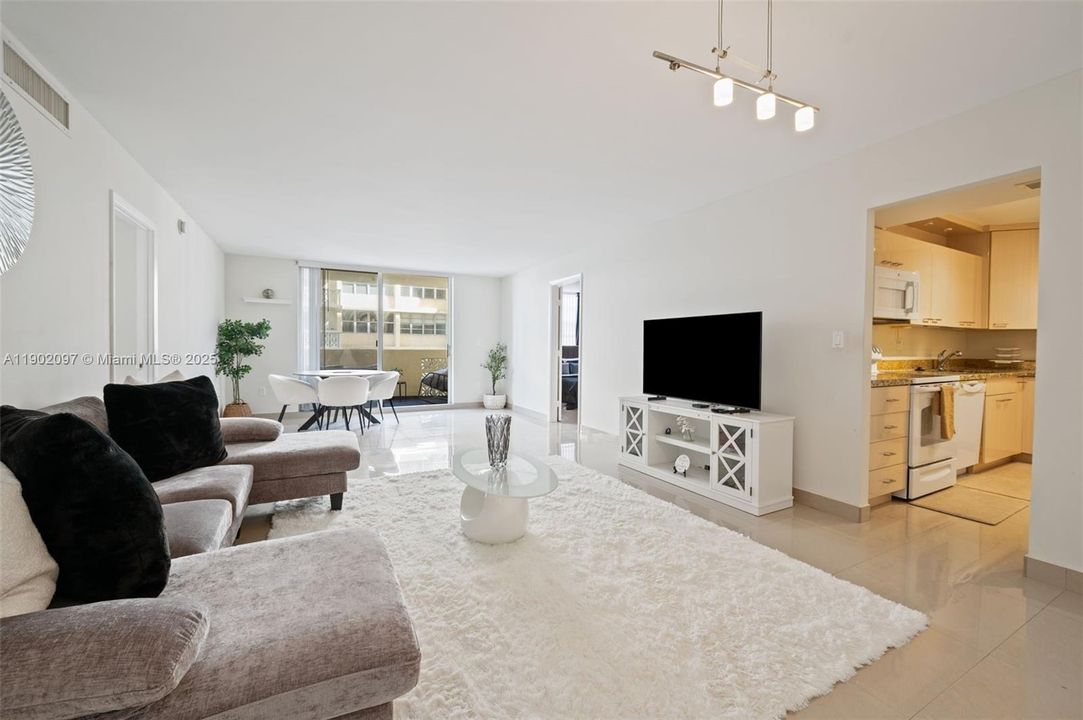 For Sale: $295,000 (2 beds, 2 baths, 1100 Square Feet)