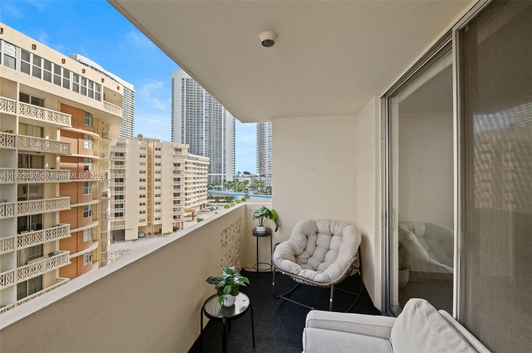 For Sale: $295,000 (2 beds, 2 baths, 1100 Square Feet)
