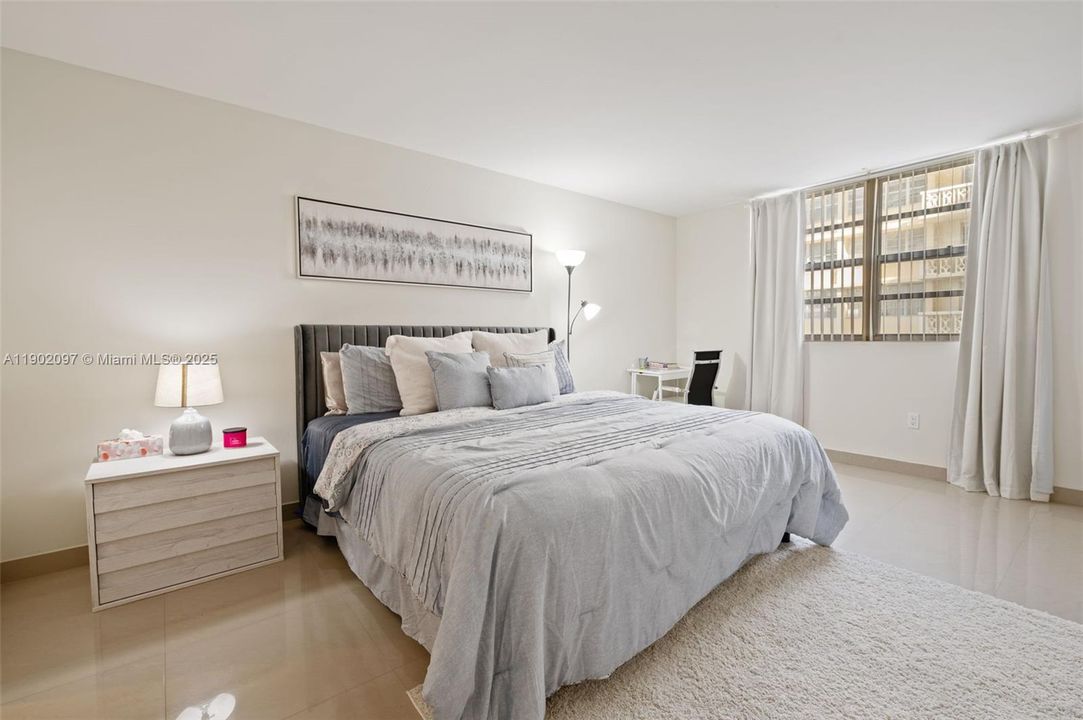 For Sale: $295,000 (2 beds, 2 baths, 1100 Square Feet)