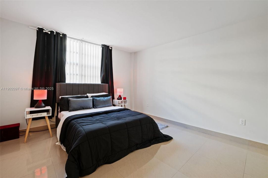 For Sale: $295,000 (2 beds, 2 baths, 1100 Square Feet)