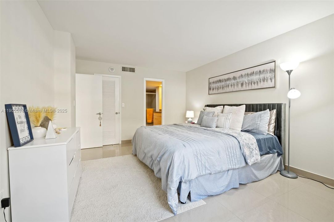 For Sale: $295,000 (2 beds, 2 baths, 1100 Square Feet)